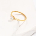 Detail eines minimalistischen 1mm Goldrings aus Titan mit einem funkelnden Opal-Akzent - US 7 / Gold