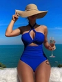 Dettaglio del costume da bagno blu reale con pieghe in vita e cappello di paglia - Blu