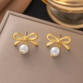 Eleganti orecchini a fiocco dorati con perle bianche su scatola portagioie marrone - Fiocco Perla (EHG404)