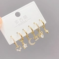 Set aus 6 vergoldeten Creolen mit Herz-, Stern-, Mond- und Kronenanhängern und Zirkonia - 6er-Set / 3 Paare pro Karte / Gold