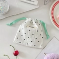 Dettaglio del sacchetto in cotone bianco con motivi a cuori neri e trama morbida - Cuore a strisce nero