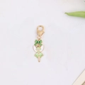 Détail macro du pendentif fée émaillé avec robe verte et fermoir mousqueton en cœur - Vert