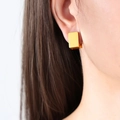 Boucles d'oreilles rectangulaires minimalistes en or 18 carats portées sur le profil - Doré