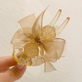 Detail van champagne haarklem met zijden strik en schitterende kristallen kralen - Champagne Strik Paardenstaartclip