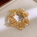 Bracelet fleurs dorées avec pétales en métal brossé, perles blanches et cristal central - Bracelet N° 102 - Or - Fleur