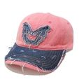 Dettaglio della toppa a farfalla sfrangiata su un berretto da baseball in denim lavato - M(56-60cm) / Rosa e Blu