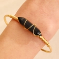 Handgemaakte goudkleurige armband met een lange zeshoekige zwarte onyx natuurlijke steen - Draad Omwikkelde Zeshoekige Armband Zwart K-193