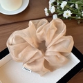 Elegante elastico scrunchie in organza beige con etichetta FMdrea su vassoio in ceramica - Marrone