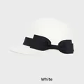 Eleganter weißer Wollfilzhut mit dekorativer breiter schwarzer Bandschleife als Akzent - Einheitsgröße (54-58CM) / Weiß