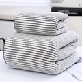 Set asciugamano e telo bagno a righe grigie e bianche in pile di corallo e fibra di bambù - Asciugamano (35*75cm) / A righe