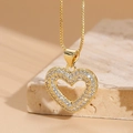 Collier pendentif coeur doré orné de zircons posé sur un support en marbre - Coeur Creux / Doré