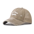 Dettaglio del cappellino trucker kaki con retro a rete e testo ricamato - Regolabile / Cachi