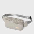Graue gesteppte Gürteltasche aus Kunstleder mit verstellbarem Riemen und Metallplakette - Grau