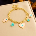 Detailansicht vergoldetes Edelstahlarmband mit Hamsa und Evil Eye Anhängern - Armband (B1524)