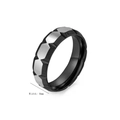 Vista detallada de un anillo de acero de titanio bicolor de 8mm con superficie mate de rombos - Talla 6 / Negro