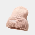 Primer plano del gorro de punto rosa con bordado detallado y textura acanalada - Talla única / Rosa