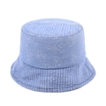 Detail eines hellblauen Denim-Anglerhuts mit weißen Kontrastnähten und Blumenmustern - Einheitsgröße (54-60cm) / Hellblau