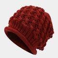 Gros plan d'un bonnet d'hiver rouge foncé montrant la texture et le bord roulé - Taille unique / Bordeaux