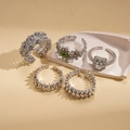 Dettaglio di cinque anelli argentati con zirconi e cristalli su vassoio in ceramica - Argento (Set da 5 pezzi)