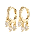 Detalle de pendientes de aro dorados con tres dijes de circonita redonda brillante - Pendientes Colgantes de Circonita Redonda Triple Dorada