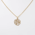 Dettaglio dell'elegante collana dorata con un ciondolo a forma di rosa traforata minimal - DN208 Camelia Oro