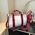 Bolso tote grande de lona crema con asas rojas en contraste y correa ajustable - Rojo