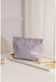 Detalle del neceser de jacquard rosa con etiqueta H&R BAG en bandeja blanca - Púrpura con flores azules