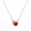 Collar dorado con colgante de circonita corazón rojo y detalle de corona alada en fondo blanco - Dorado