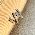 Minimalistischer silberner Wellenring mit polierter Metalloberfläche für Damen - Silber