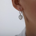Boucles d'oreilles pendantes cœur argentées avec incrustation de nacre blanche - Argenté