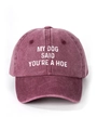 Detalle de gorra de béisbol granate lavado vintage con estampado de frase My Dog Said - Burdeos