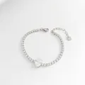 Versilbertes Tennisarmband mit großem ovalem Zirkon-Zentrum und Karabinerverschluss - Edelstahl/Zirkonia / Silber Ovaler Hauptstein Stil (SBP373)