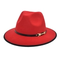 Chapeau fedora en laine rouge vif avec ruban en cuir noir et boucle dorée sur fond blanc - M (56-58cm) / Rouge