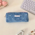 Dettaglio dell'astuccio in denim con fiocchi bianchi e manico laterale in tessuto - Blu scuro