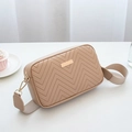 Bolso bandolera caqui con diseño de costuras en V y correa ancha de tela beige - Albaricoque