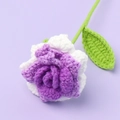 Handgehäkelte Rose aus violettem und weißem Garn mit feiner Stricktextur für Geschenke - Farbverlauf Lila