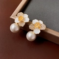 Detalle macro de pendientes de flor esmaltada con circonitas y gota de perla blanca - Pin de Plata-Oro-Blanco
