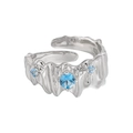 Unregelmäßiger S925 Silberring mit blauen Zirkonia Steinen auf weißem Hintergrund - Einstellbar Offen / Weißgold