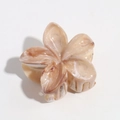 Dettaglio ravvicinato di una molletta per capelli a fiore con trama in acetato marmorizzato - 6cm Caffè