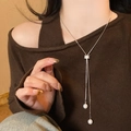 Collana a Y argentata con pendenti in perle bianche e fibbia regolabile in zircone - Argento