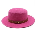 Détail d'un chapeau de paille rose avec ruban en cuir clouté et texture tressée - M (56-58cm) / Rose rouge