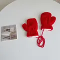 Detalle de manoplas rojas de felpa para bebé con cordón y forro polar cálido de invierno - aprox. 3-8 años / Rojo