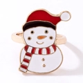 Detalle de un anillo de muñeco de nieve navideño con gorro esmaltado rojo y aleación dorada - Muñeco de Nieve