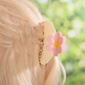 Pince à cheveux fleurie en acétate beige avec détail de fleur rose sur cheveux blonds - Pince à Cheveux Fleur Rose