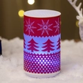 Rote Weihnachtslampe mit Schneeflocken-Ausschnitten und blauem LED-Licht im Schnee - Mittelrot Weihnachtsbaum Stil