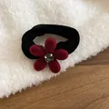 Detalle del coletero con flor flocada roja y diamante brillante incrustado en el centro - Banda Negra Flor Roja (1#)