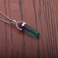 Dettaglio collana con ciondolo a prisma esagonale in cristallo sfumato viola e verde - Gradiente Viola Verde