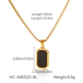 Detailweergave van de zwarte vierkante hanger aan gouden roestvrijstalen ketting met maten - Gouden Zwarte Rechthoekige Hanger (HC-N40523-BL)