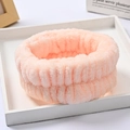 Dettaglio ravvicinato del polsino lavaggio in flanella rosa con consistenza felpata - Dentifricio In Polvere (fascia Per Capelli)