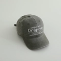 Dettaglio del ricamo 3D bianco e del tessuto grigio lavato effetto vintage del cappello - 52-54cm (3-8 Anni) / Grigio